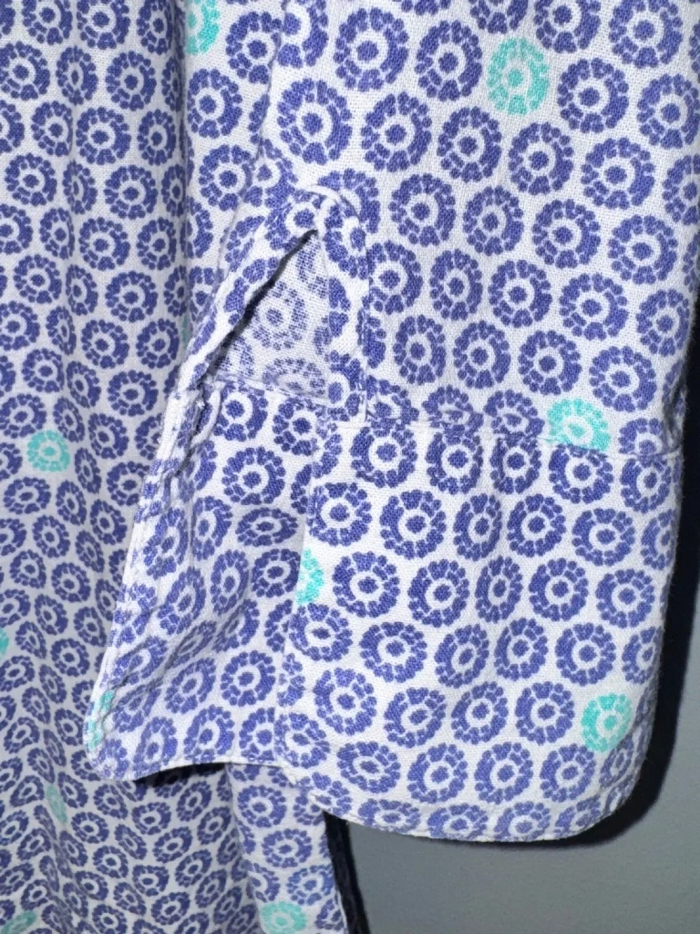 Vineyard Vines sleeves shirttail